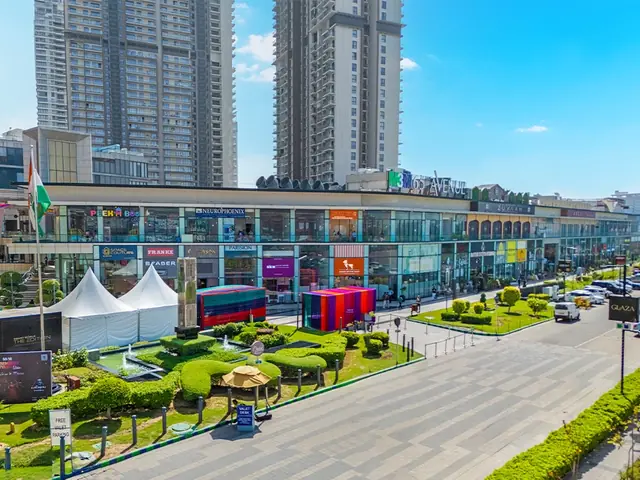 M3M 65th Avenue – retail frontage and forecourt on a clear day (photograph)