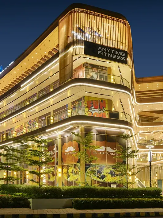 M3M Atrium57 – curved retail facade at night (photograph)