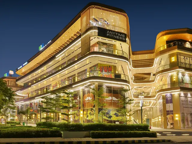 M3M Atrium57 – curved retail facade at night (photograph)