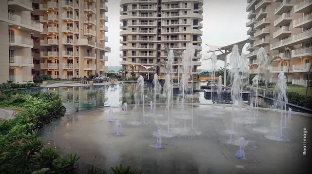 M3M Sierra 68 – interactive water fountains between the towers (actual photograph)