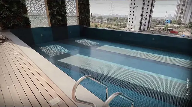 M3M Sierra 68 – infinity pool with city views (actual photograph)