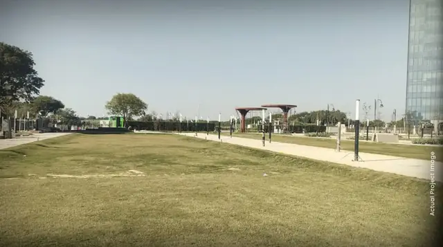 M3M Xpressway 114 – boulevard lawns on site (actual photo)