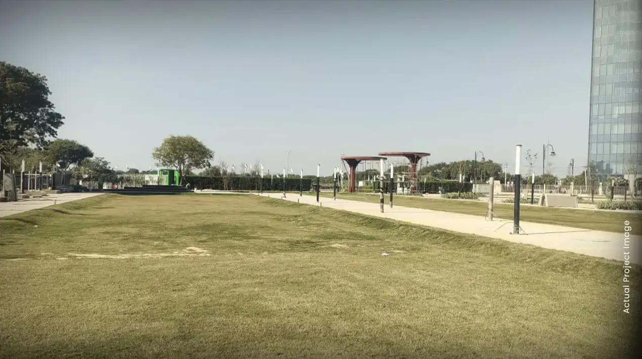 M3M Xpressway 114 – boulevard lawns on site (actual photo)